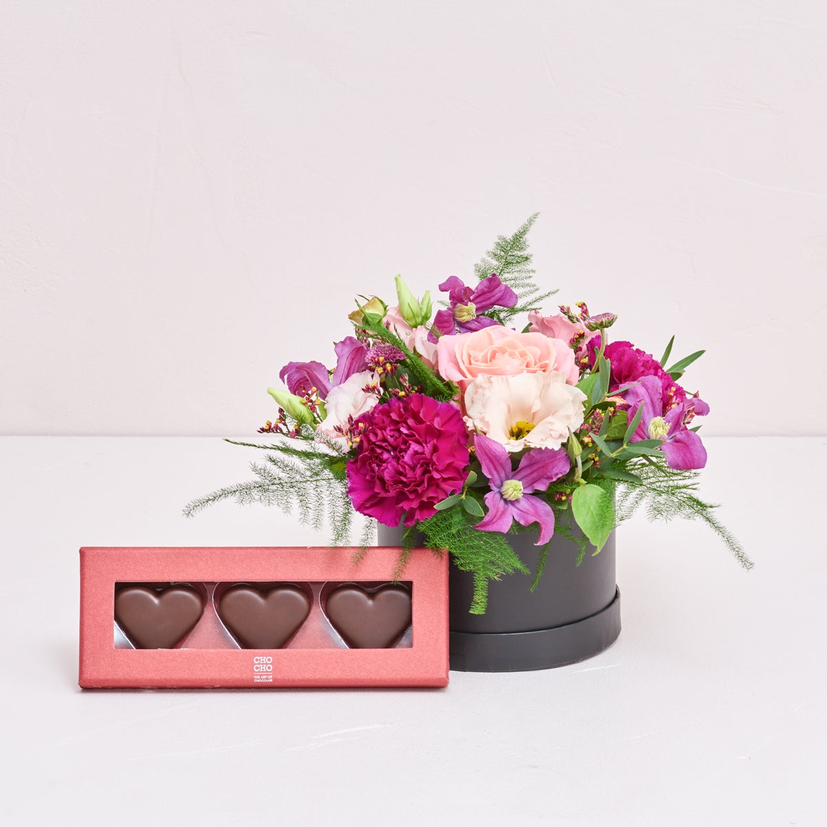 Floristens kreative valg i æske med marcipanhjerter