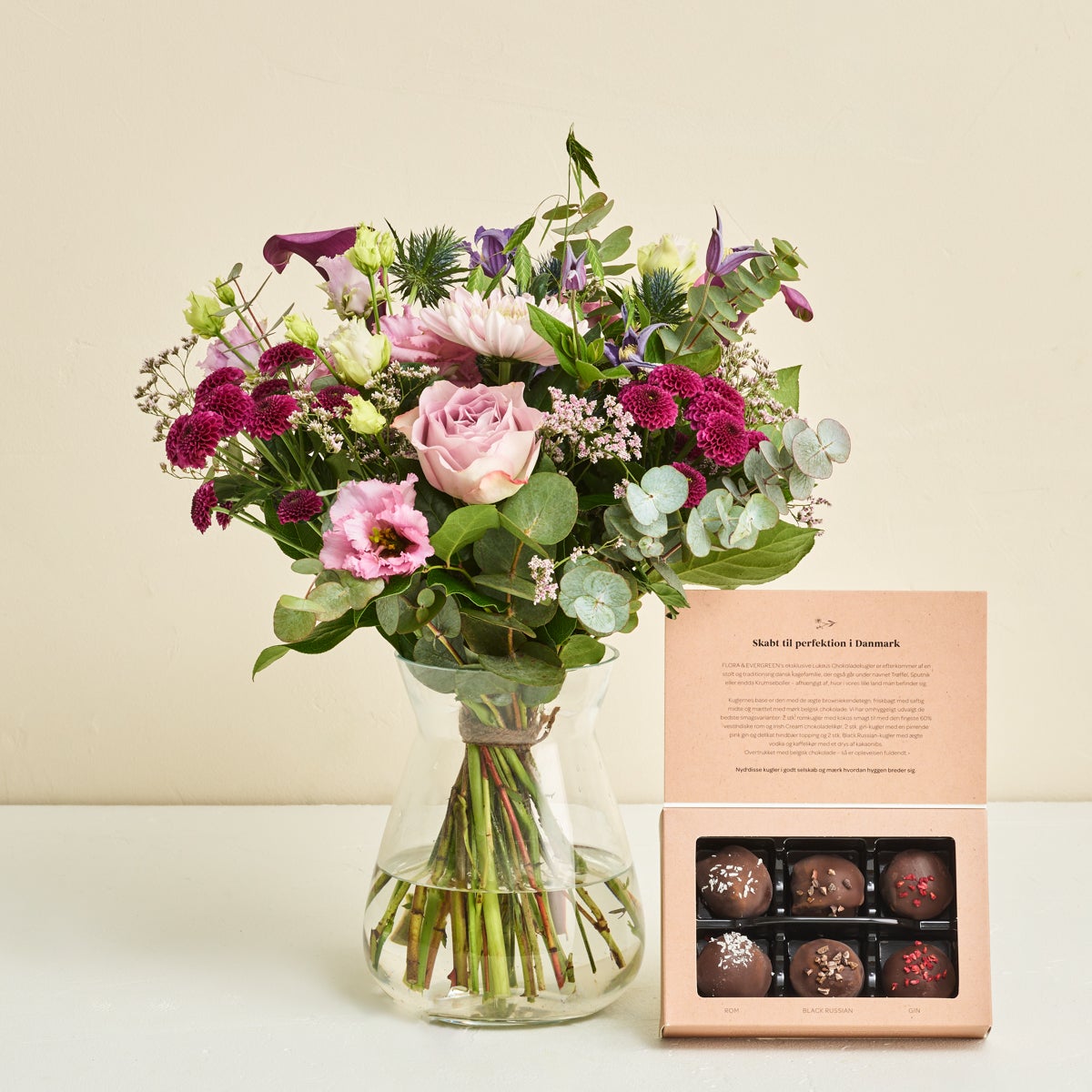 Floristens eksklusive buket med Flora og Evergreen Luksus chokoladekugler
