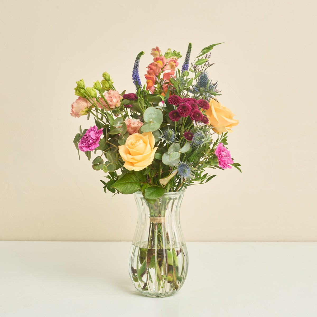 Floristens farverige kondolencebuket