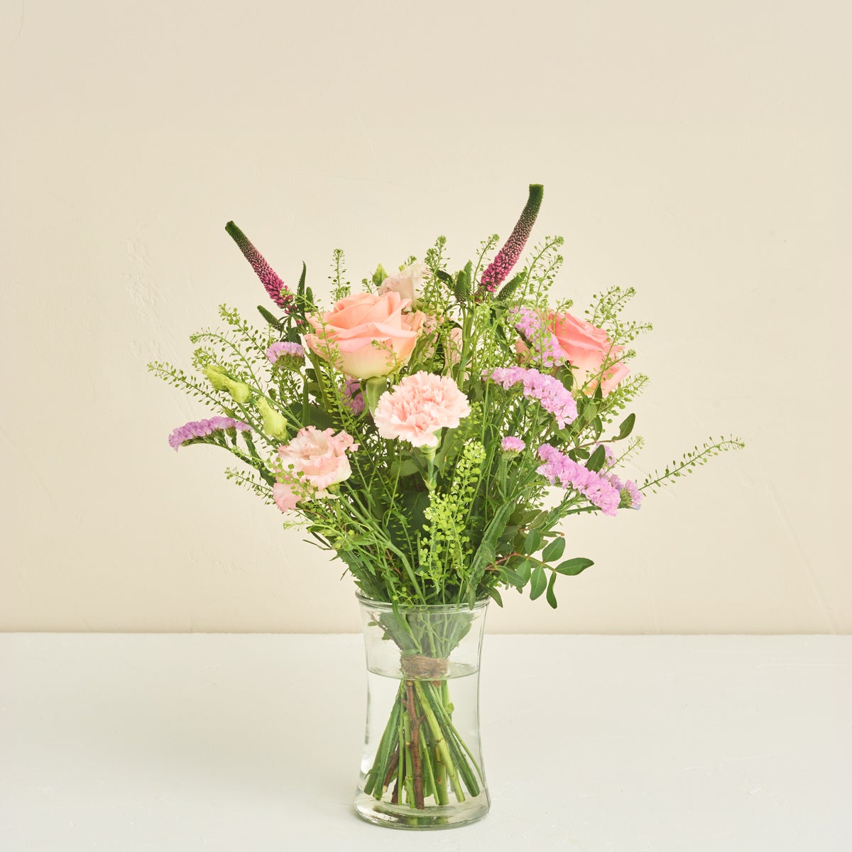 Floristens kreative buket i lyserøde nuancer