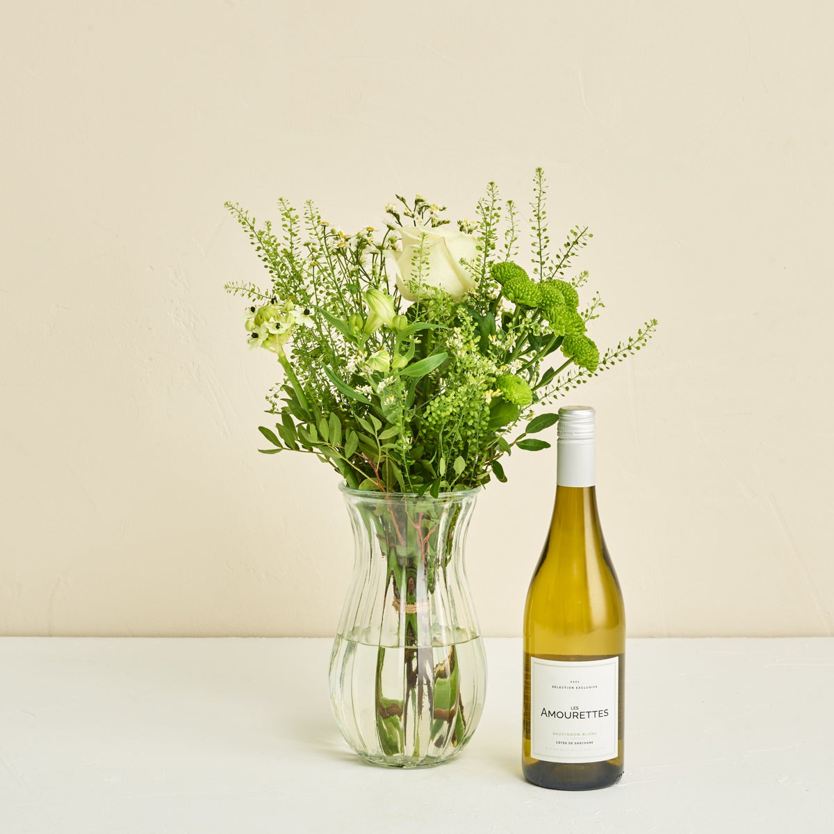 Floristens kreative buket i lyse nuancer med hvidvin